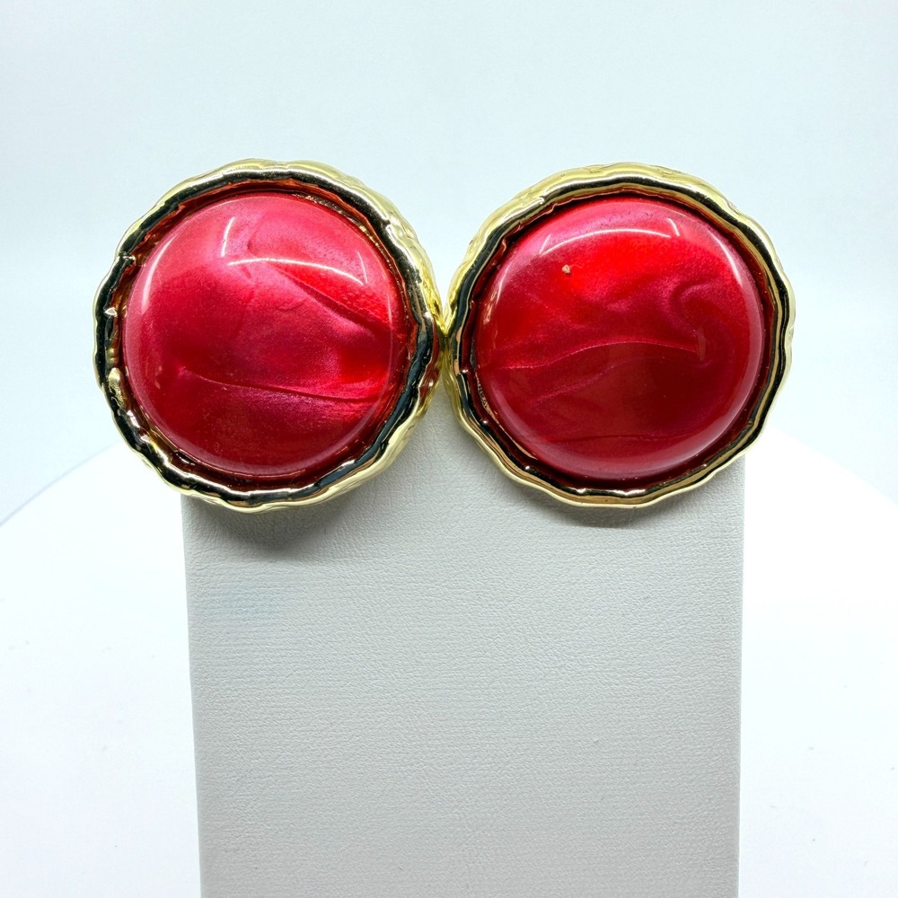 VTG 80s Red Lucite Cabochon Clip On Earrings Gold Tone Textured Border Classic